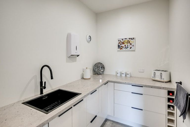 Photo of property in 91 Oak Road, Poraiti, Napier, 4112