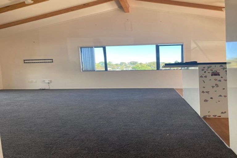 Photo of property in 10 Loughanure Place, Massey, Auckland, 0614