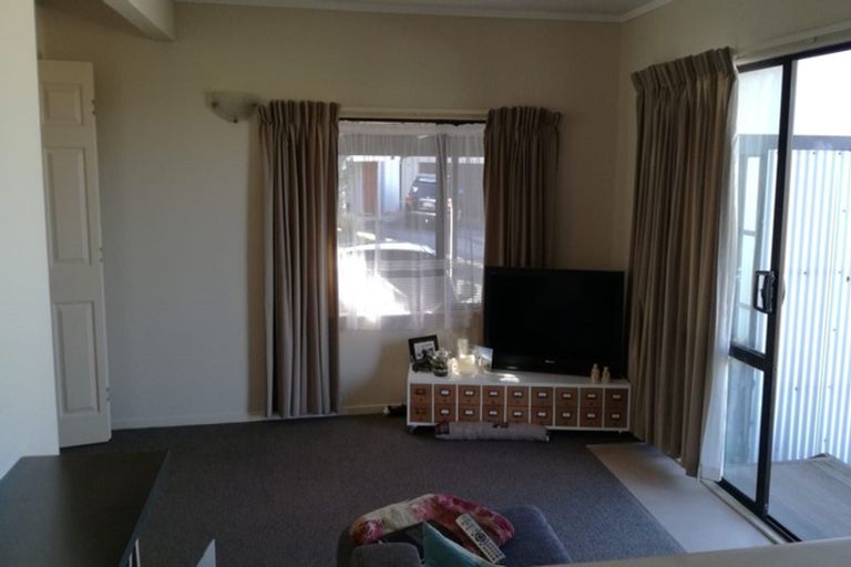 Photo of property in 20 Van Dyke Place, West Harbour, Auckland, 0618