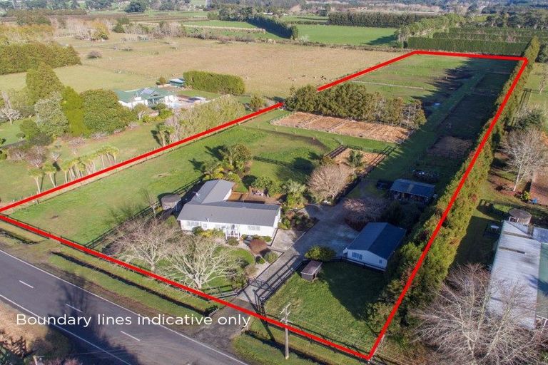 Photo of property in 102 Boord Crescent, Kumeu, 0891