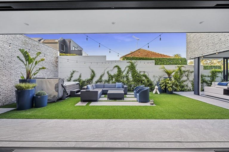 Photo of property in 222 Hurstmere Road, Takapuna, Auckland, 0622