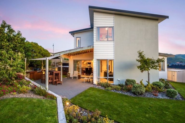 Photo of property in 6 Sumner Terrace, Aotea, Porirua, 5024