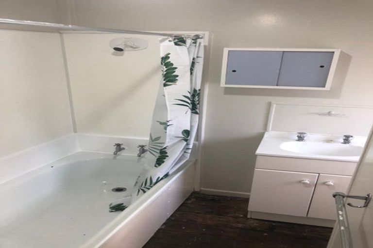 Photo of property in 51 Onewa Road, Northcote, Auckland, 0627