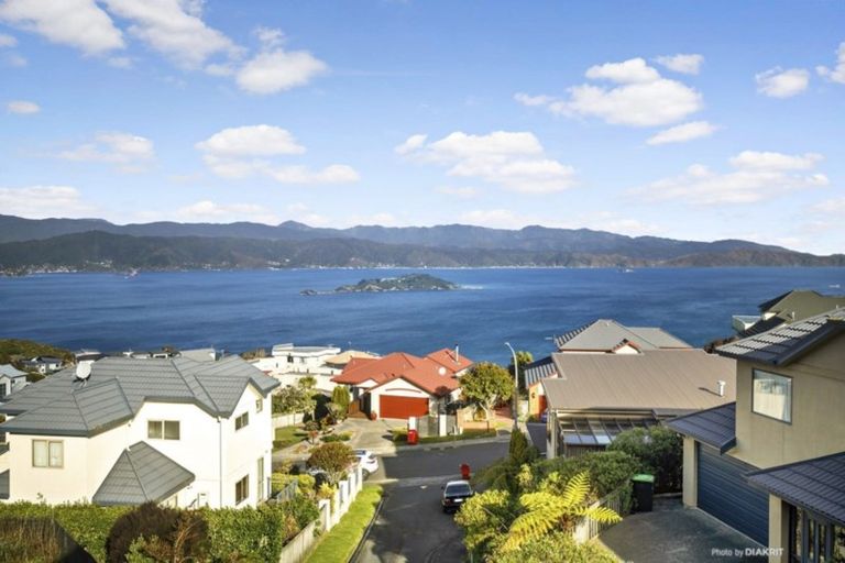 Photo of property in 39 Dress Circle, Newlands, Wellington, 6037