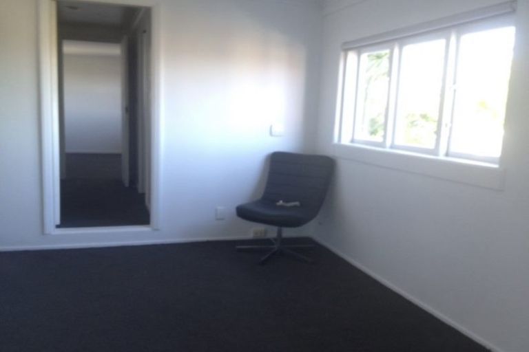 Photo of property in 179 Glenfield Road, Hillcrest, Auckland, 0627