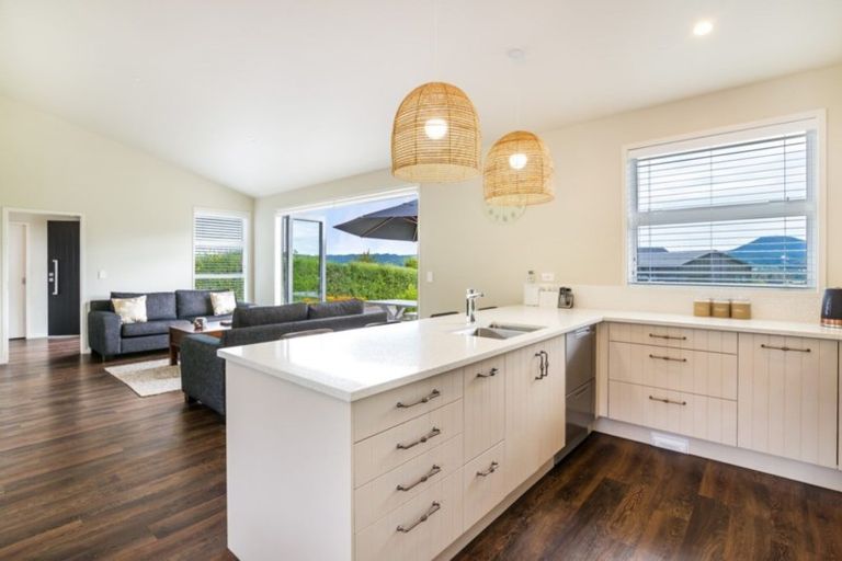 Photo of property in 1 Peregrine Place, Kinloch, Taupo, 3377