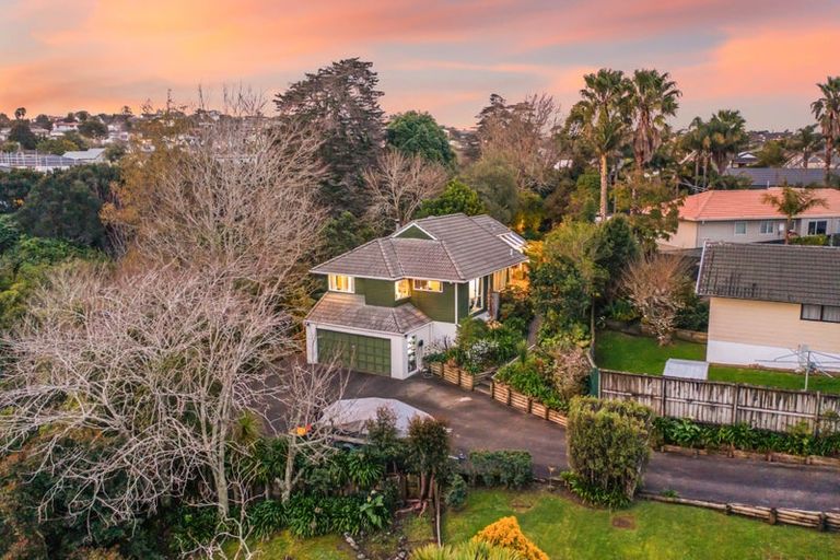 Photo of property in 23 Pinewood Grove, Botany Downs, Auckland, 2010