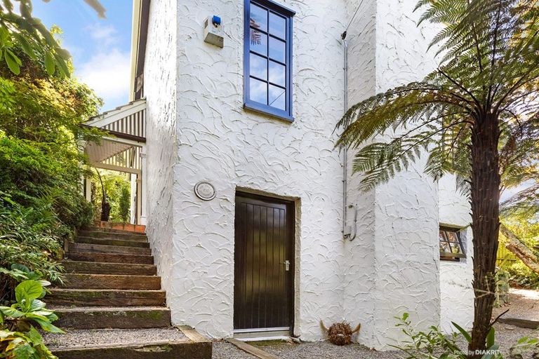 Photo of property in 100 Glenmore Street, Northland, Wellington, 6012
