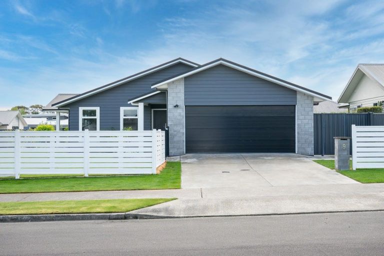 Photo of property in 9 Whakatomo Place, Havelock North, 4130