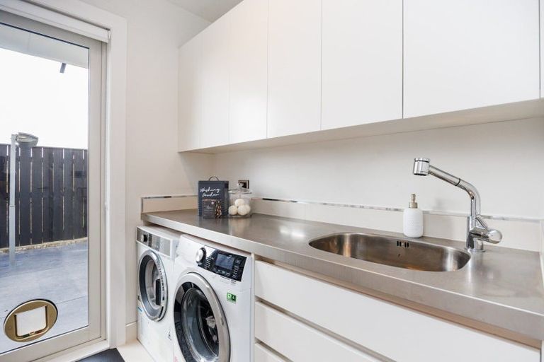 Photo of property in 5 Fairway Grove, Hokowhitu, Palmerston North, 4410