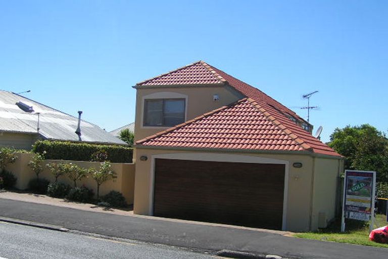 Photo of property in 2/64 Onewa Road, Northcote, Auckland, 0627