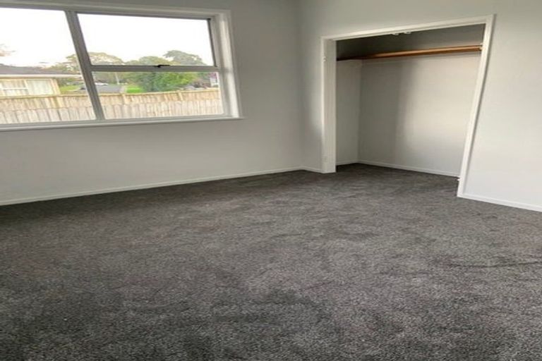 Photo of property in 35 Thornlow Street, Glendene, Auckland, 0602