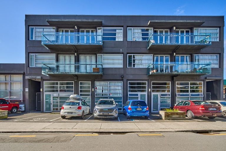 Photo of property in Las Olas De Cuba, 2/35 Torrens Terrace, Mount Cook, Wellington, 6011