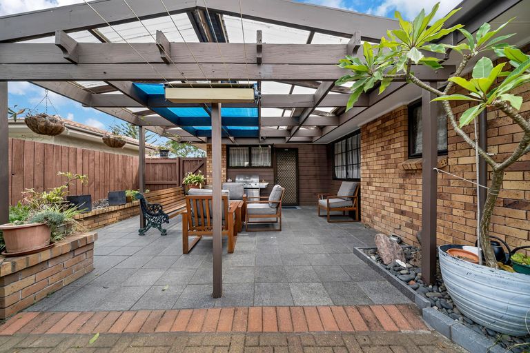 Photo of property in 11 Jessika Place, Conifer Grove, Takanini, 2112