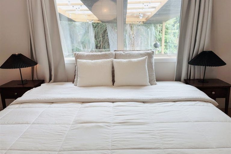 Photo of property in 8 Limmer Place, Browns Bay, Auckland, 0632