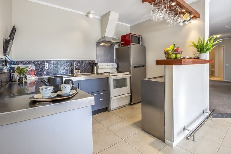 Photo of property in 15a Seaview Road, Paremata, Porirua, 5024