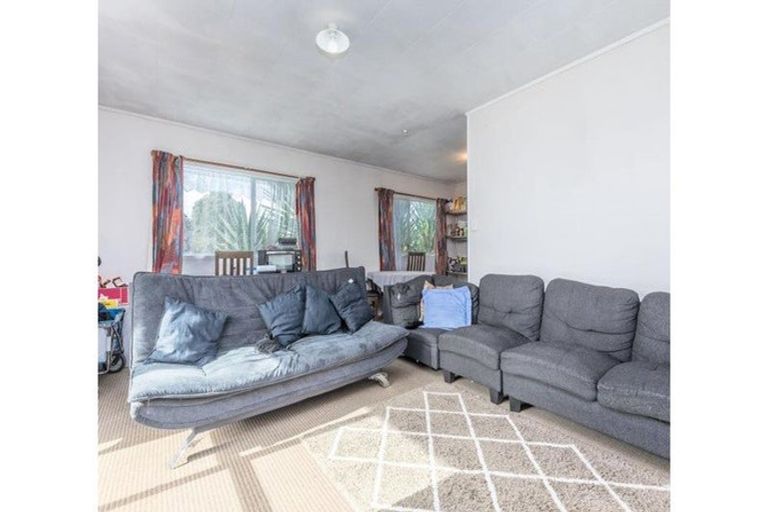 Photo of property in 2/6 Bundena Place, Clendon Park, Auckland, 2103