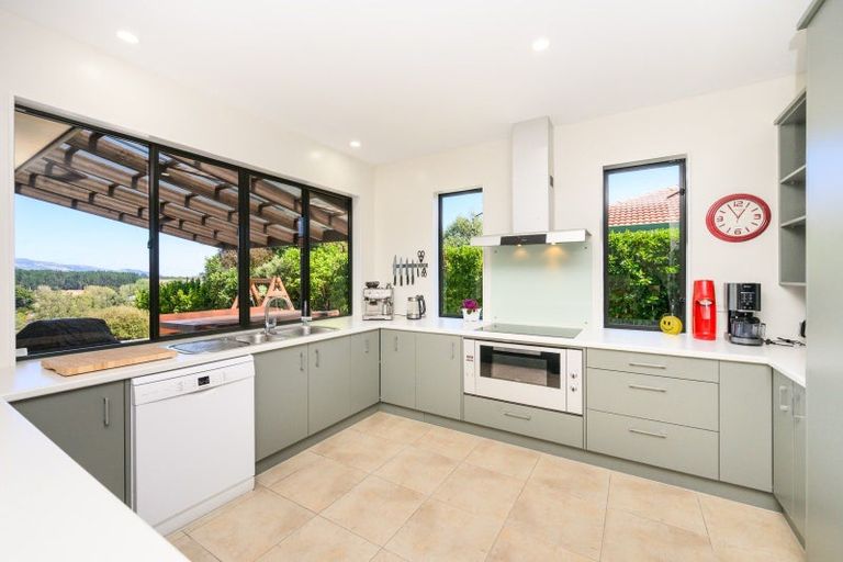 Photo of property in 70 Pacific Drive, Fitzherbert, Palmerston North, 4410