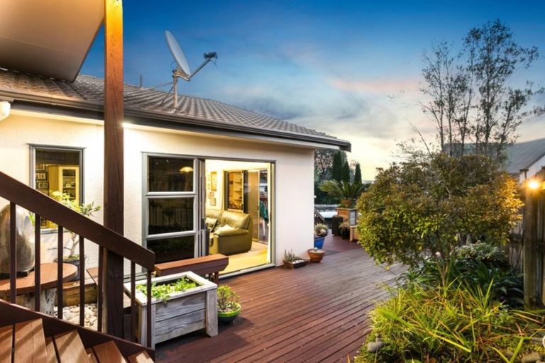 Photo of property in 4 Northcross Drive, Oteha, Auckland, 0632