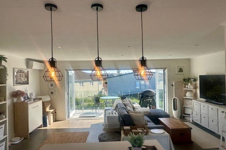 Photo of property in 4/133 Shakespeare Road, Milford, Auckland, 0620