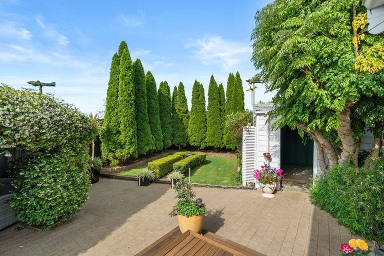 Photo of property in 27 Miro Road, Mangere Bridge, Auckland, 2022