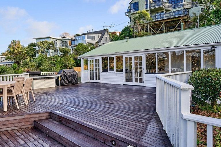 Photo of property in 28 Seaview Road, Paremata, Porirua, 5024