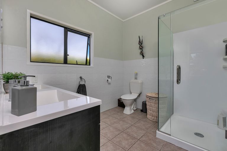 Photo of property in 17 Matua Road, Huapai, Kumeu, 0810