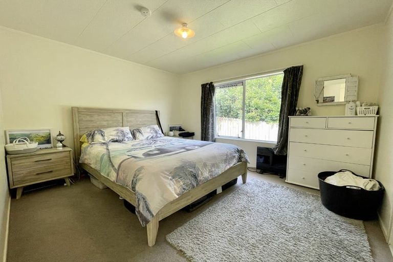 Photo of property in 2/15 Kirklow Place, Goodwood Heights, Auckland, 2105