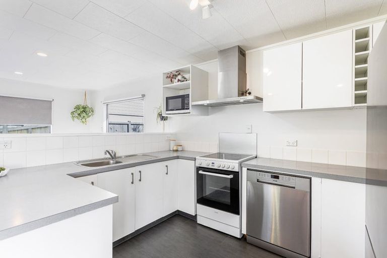 Photo of property in 10 Amery Place, West Harbour, Auckland, 0618