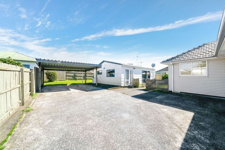 Photo of property in 28 Middlemore Crescent, Papatoetoe, Auckland, 2025
