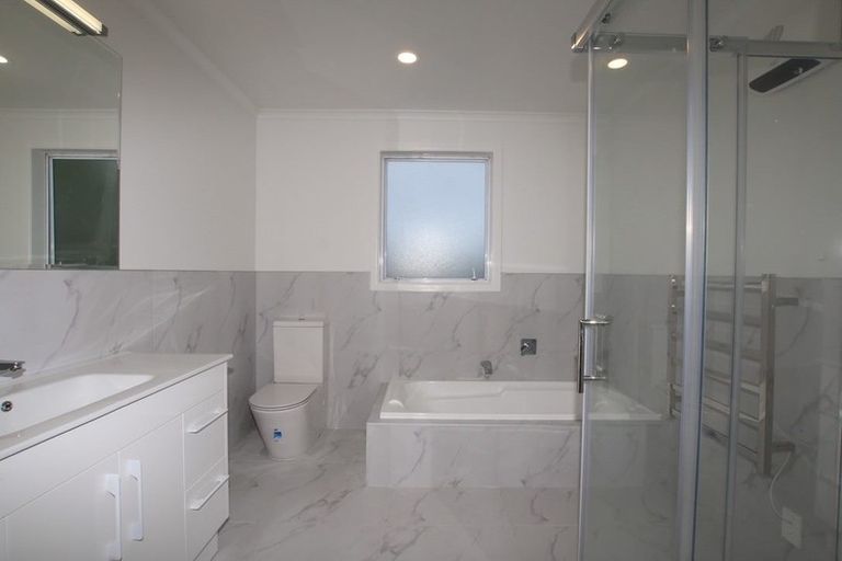 Photo of property in 306 Sunset Road, Windsor Park, Auckland, 0632