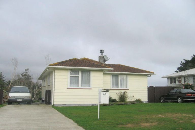 Photo of property in 43 Beauzami Crescent, Ascot Park, Porirua, 5024