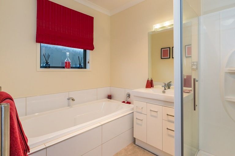 Photo of property in 6 Karoola Place, Havelock North, 4130