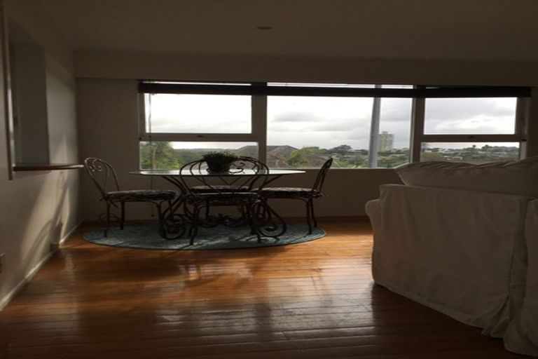 Photo of property in 2/233 Hurstmere Road, Takapuna, Auckland, 0622