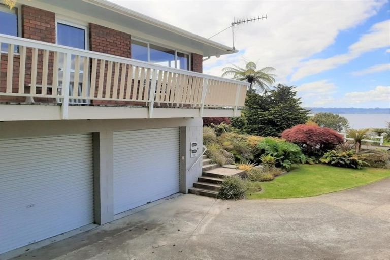 Photo of property in 8 Manahi Avenue, Kawaha Point, Rotorua, 3010
