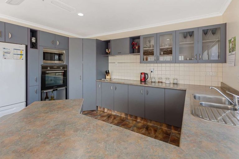 Photo of property in 2 Beech Place, Hawera, 4610