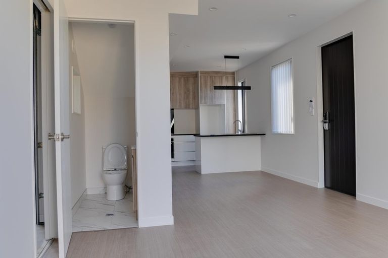 Photo of property in 4/21 Akoranga Drive, Northcote, Auckland, 0627