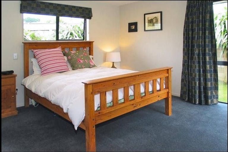 Photo of property in 12 Greenstone Place, Aotea, Porirua, 5024