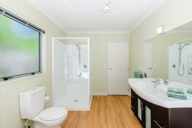 Photo of property in 13 Kakariki Grove, Waikanae, 5036