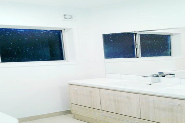 Photo of property in 2/14 Heron Place, Pakuranga Heights, Auckland, 2010