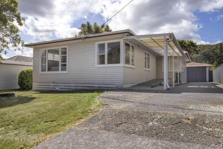 Photo of property in 25 Lees Grove, Wainuiomata, Lower Hutt, 5014