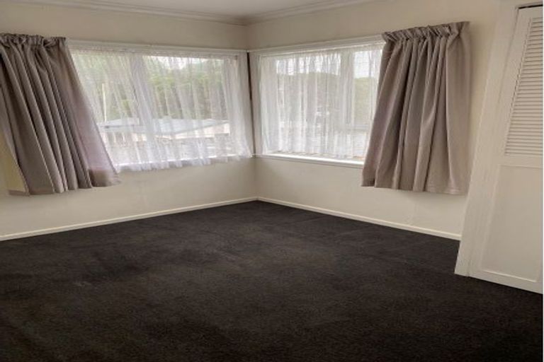Photo of property in 135 View Road, Sunnyvale, Auckland, 0612
