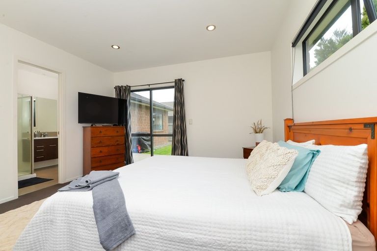 Photo of property in 15 Te Ironui Place, Huntington, Hamilton, 3210