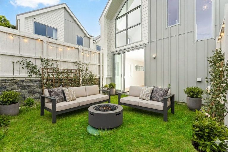 Photo of property in 10b Clensmore Place, Torbay, Auckland, 0630