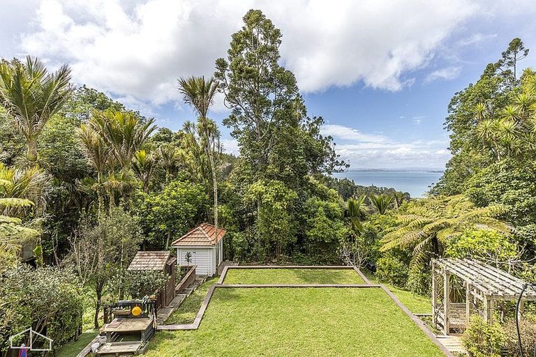 Photo of property in 46 Otitori Bay Road, Titirangi, Auckland, 0604