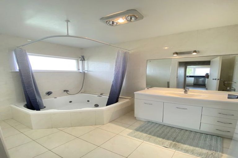 Photo of property in 30 Taitua Drive, Te Atatu South, Auckland, 0610