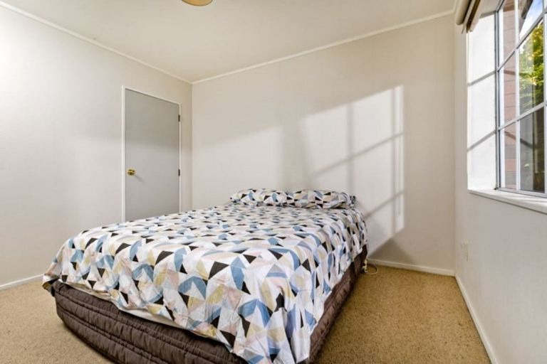 Photo of property in 17b Bernleigh Terrace, West Harbour, Auckland, 0618