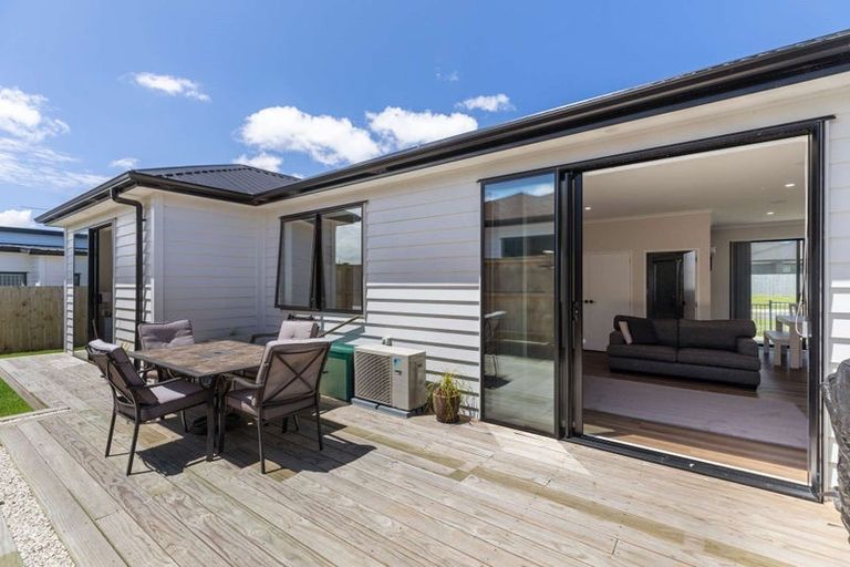 Photo of property in 2 Poutawa Lane, Clarks Beach, 2122