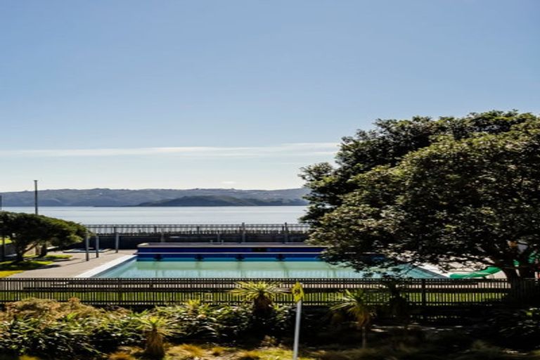 Photo of property in 73 Marine Parade, Eastbourne, Lower Hutt, 5013