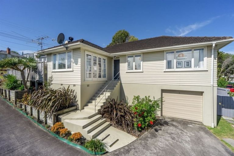 Photo of property in 1/30 Selwyn Crescent, Forrest Hill, Auckland, 0620